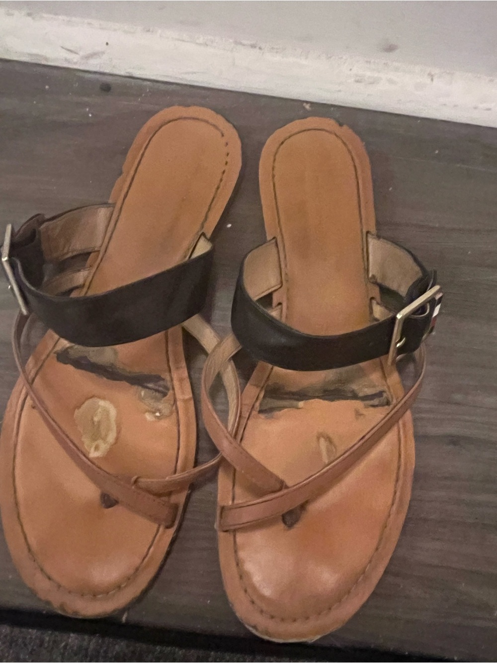 Tommy Hilfiger Black and Tan Toe-Loop Buckle Sandal 8.5 lahyla thong - Picture 3 of 5